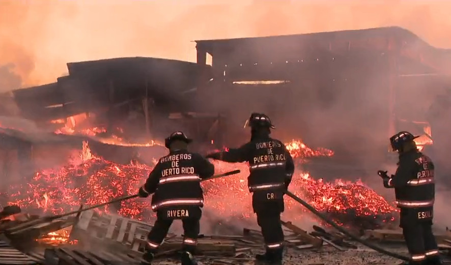 Video: Se queman cientos de paletas de madera durante incendio en fábrica de Dorado