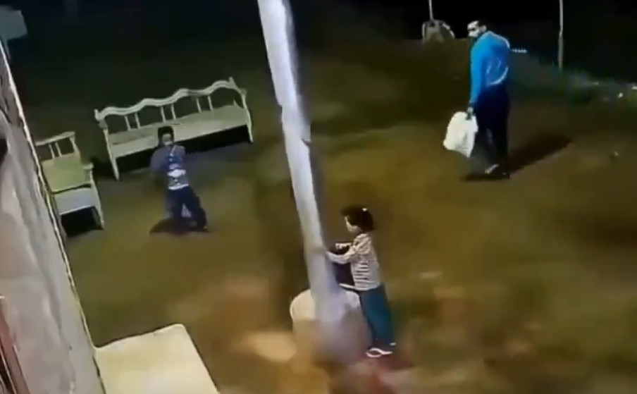Video: Niña queda pegada a poste electrificado y miren lo que pasó