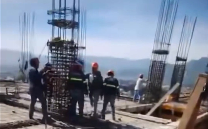 Video: Captado en video: Así vivieron obreros el terremoto de magnitud 7.4 desde lo alto de una construcción