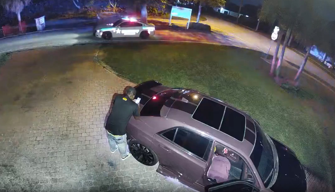 Video: Hombre asegura que un policía quiso multarlo mientras estaba en el patio de su casa