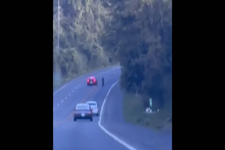 Video: Policía de Transito intenta atrapar una motora pensando que era Superman y mire lo que le paso