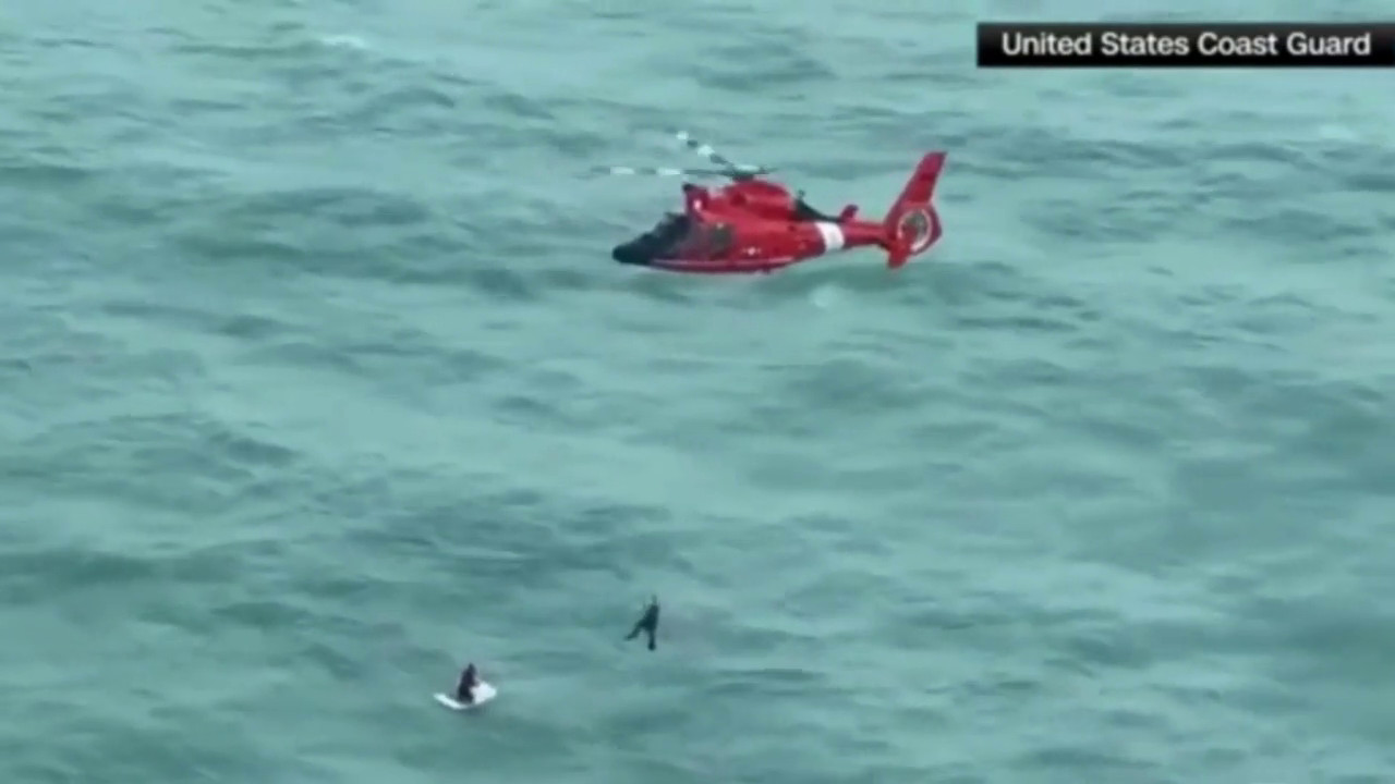 Video: Guardia Costera rescata a hombre aferrado a una nevera en Florida