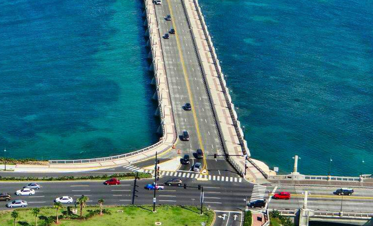 Video: Mujer distrae a conductores en el puente dos hermanos en San Juan