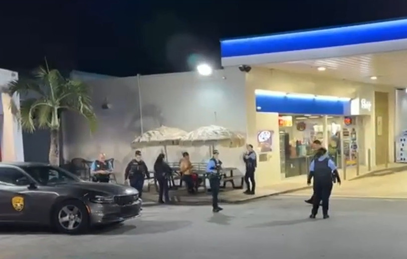 Video: Hieren de bala a dos hombres que hablaban en gasolinera de Bayamón