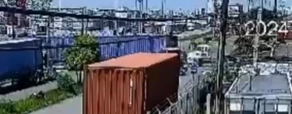 Captan momento en qué camión se vuelca en los muelles de San Juan
