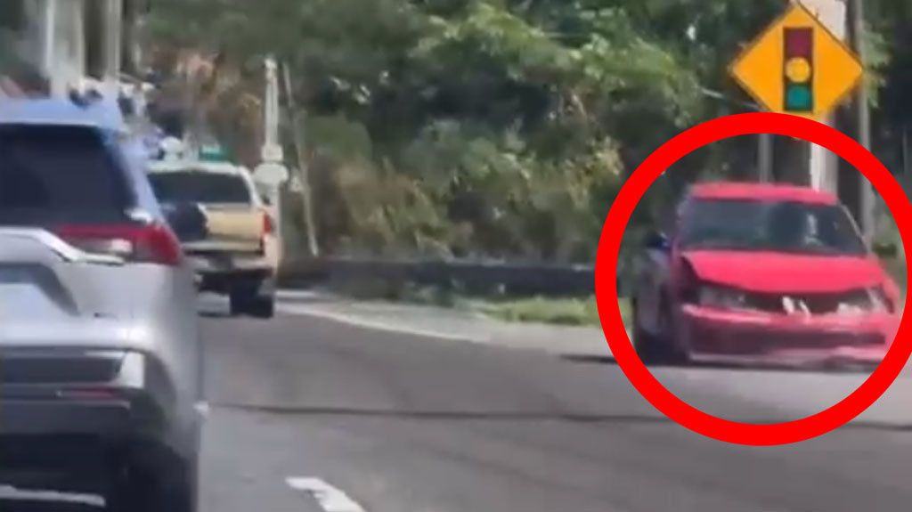 Video: A lo Loco conductor transita en reversa por carretera de PR y termina estrellaooooo