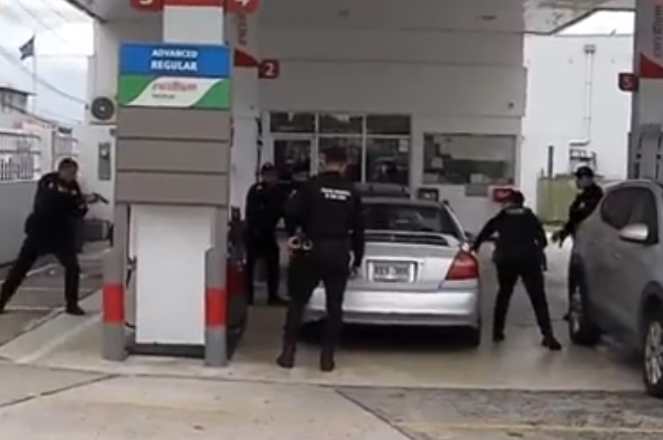 Captan en video momentos de persecución de asaltantes de Banco Popular en San Juan
