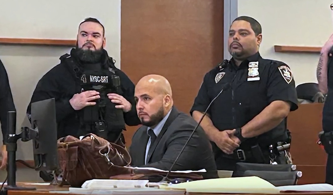 Video:Dejan en libertad a expolicía hallado culpable de homicidio tras lanzarle heladera a un hispano