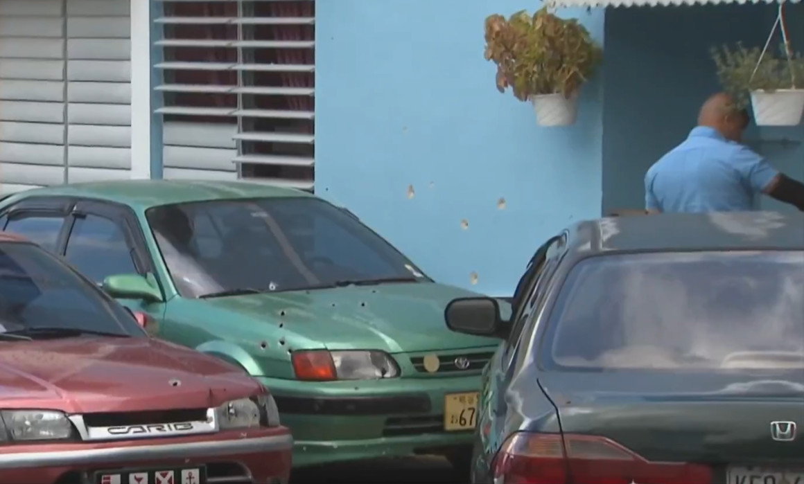 Video: Captado en video ataque a tiros a casa de mujer que alegó defensa propia tras matar a su ex