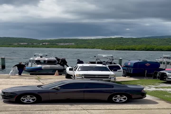Video: Momento en que traen en lancha a fugitivo arrestado en Culebra