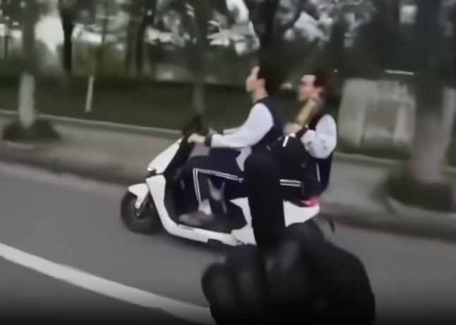 Video: Motociclista le saca el dedo a otro motociclista por ir lento y choca con un carro segundos después