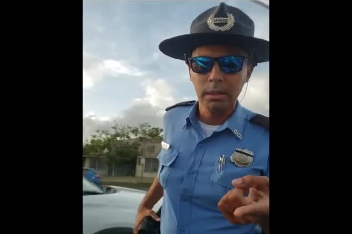 Video: Si la policía en PR te detuvo con un motivo y no quieres darle la licencia esto es lo que te va pasar