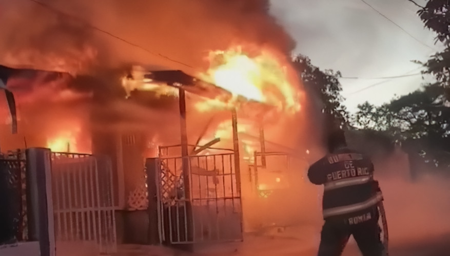 Video: Familia lo pierde todo en incendio en Vega Baja por causa de los apagones
