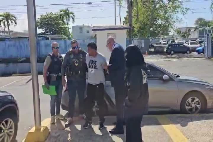 Video: Llega esposado hombre que asesino a otro en Playa de Barceloneta