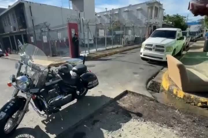 Video: Se queda medio Rio Piedras sin agua al reventar tubería en medio de la calle