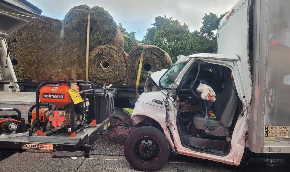 Video: Aparatoso choque entre camiones deja una persona pillada en la PR-52 en Caguas