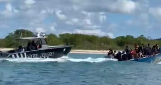 Video del momento que FURA escolta embarcación de inmigrantesenCaboRojo