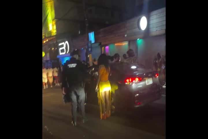 Video: Conductor de Uber en La Placita baja a la mala a turistas problemático