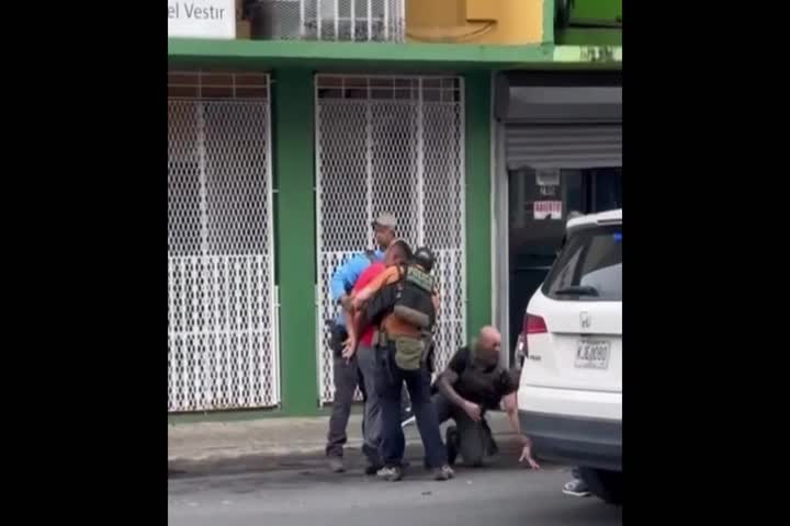 Video: Captan en video arresto esta mañana de federales a inmigrante en Barrio Obrero