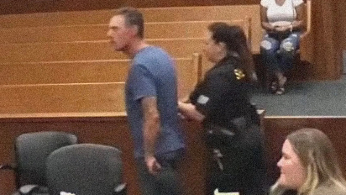 VIDEO:"¡Bésame el culo, que te jodan!", un hombre empeora gravemente su condena tras insultar al juez