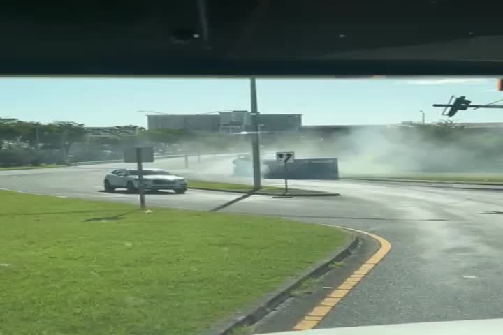 Video: Conductor se emociona al grabar un video de camión volcado en San Juan