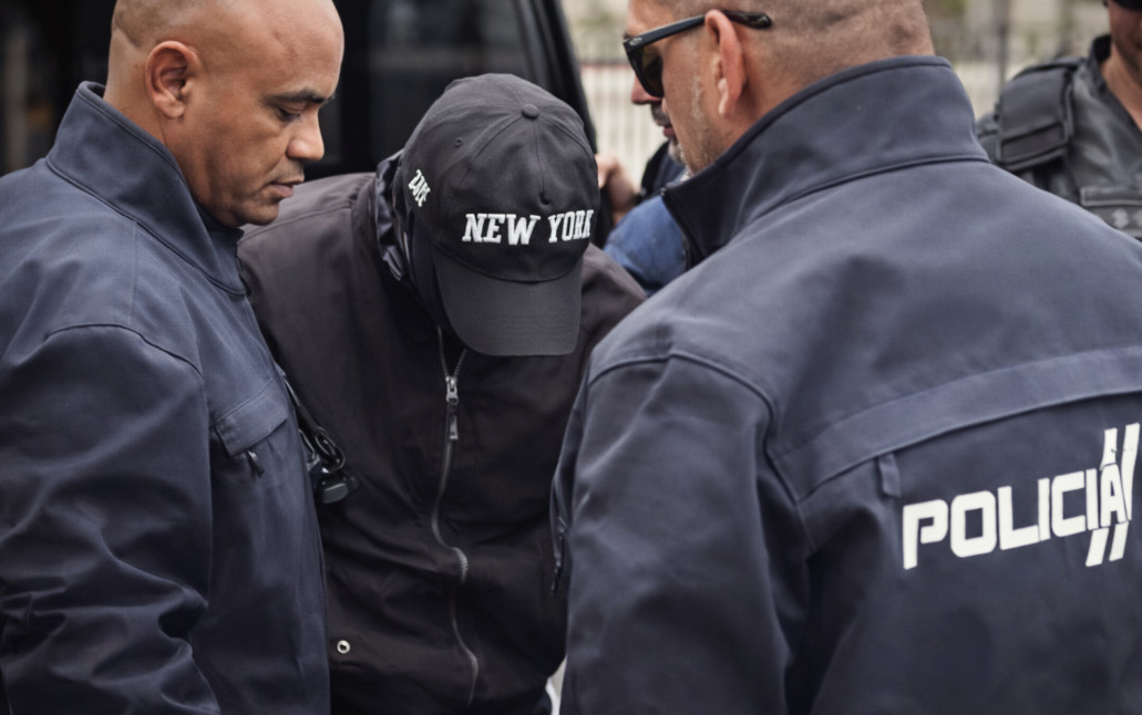 Video: Momentos en que llevan arrestado al tercer sospechoso del asesinato del policía en Ponce