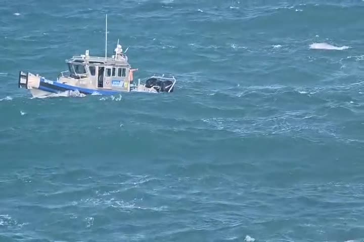 Video: Rescatan a una persona y continúan búsqueda de otra en Playa Caracoles en Arecibo
