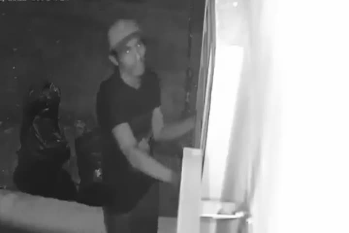 Video: Un pillito intentaba entrar a una casa pero el dueño salió y lo atendió de la mejor manera