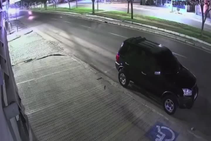 Video:  Se estrella violentamente contra vehículo estacionado durante "Corrida de Motoras"