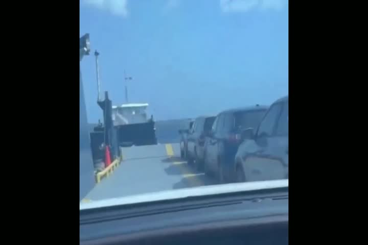 Video del corre y corre que se formó en el Ferry de Vieques