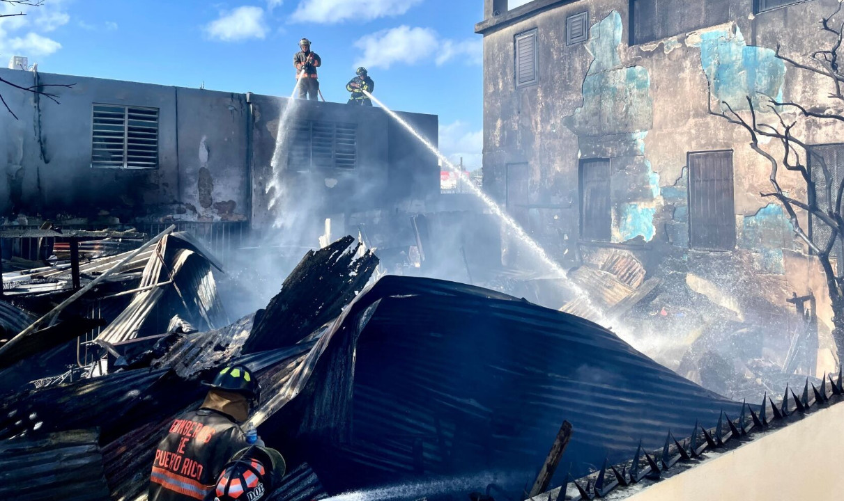 Video: Bomberos controlan incendio residencial en Santurce