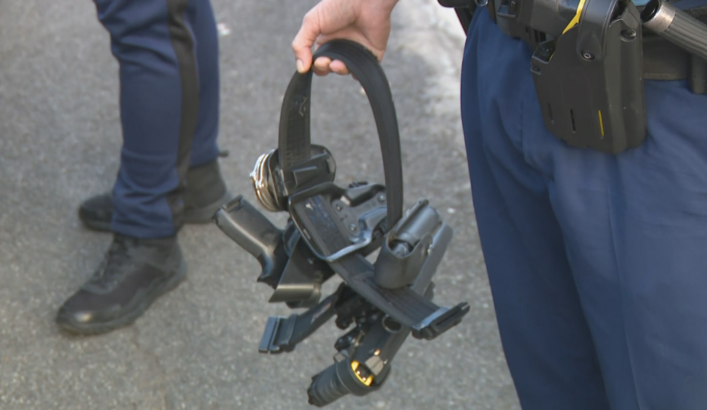 Video: Ingresan a CDT de Naranjito a policía herido en la cara con machete