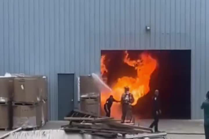 Video de un incendio hoy en recicladora de Arecibo