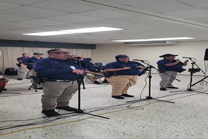 Video: Molestos los policías estatales: entregan el nuevo Taser 10 a la banda musical y no a los que patrullan las calles