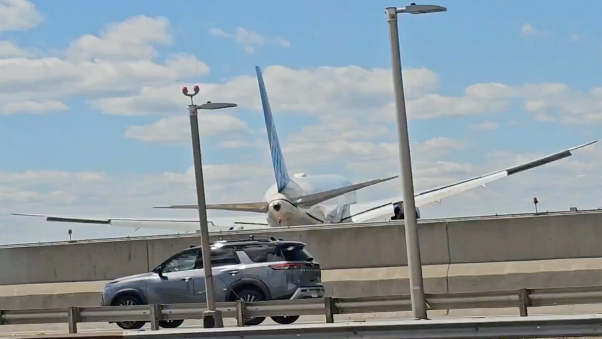 Video:Un avión Boeing 767 de United Airlines colisiona con un camión y un poste de alumbrado vial al aterrizar en el aeropuerto de Newark