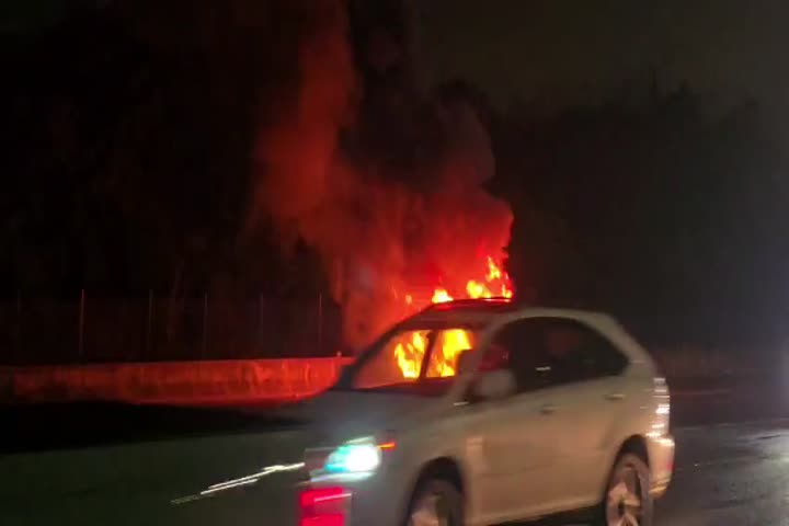 Video: Ahora vehículo se prende en fuego en expreso 22 frente a Buchanan