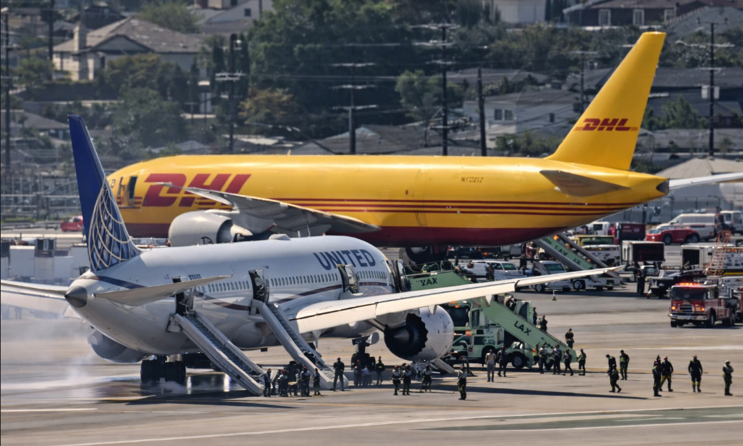 Video: Boeing 787 de United aterriza en LAX y despliegan toboganes de emergencia tras humo en un motor