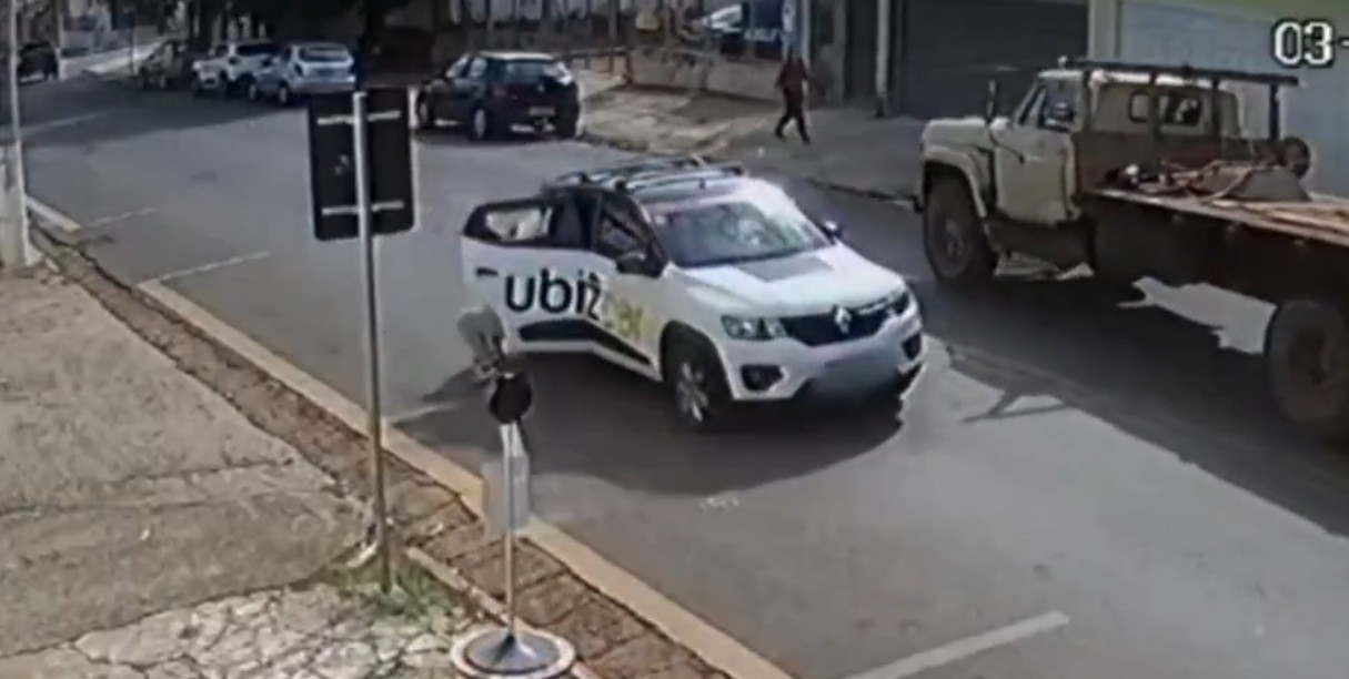 Video:Mujer se lanza de un auto en movimiento tras no querer pagar y el conductor dirigirse hacia la policía