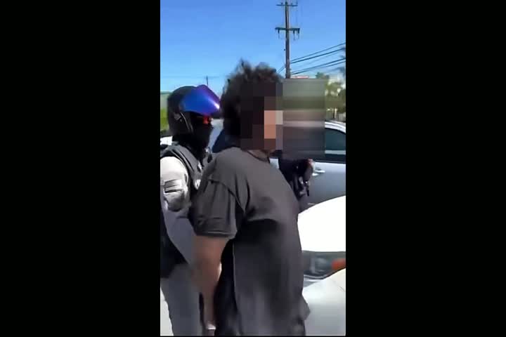 Video del momento en que sacan esposado al chamaquito que mató a su abuela e hirió a su hermano en Guaynabo