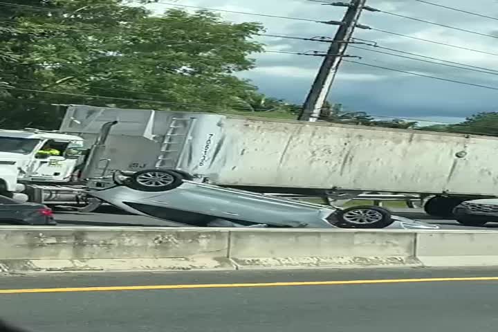Video del vehículo volcado hoy en la 30 cerca de Plaza centro en Caguas