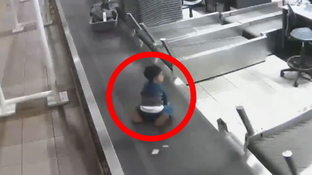 Video: Padres descuidan a niño en un aeropuerto y este se monta en las correas de equipaje