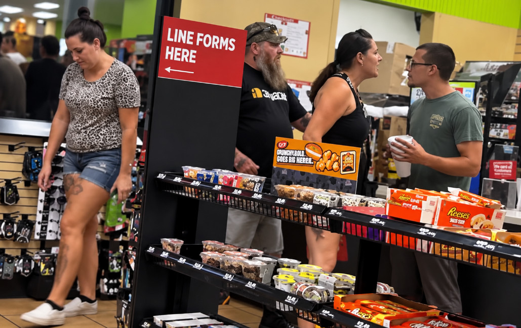 Video: Pareja intimida a un joven en un minimarket y termina recibiendo una lección