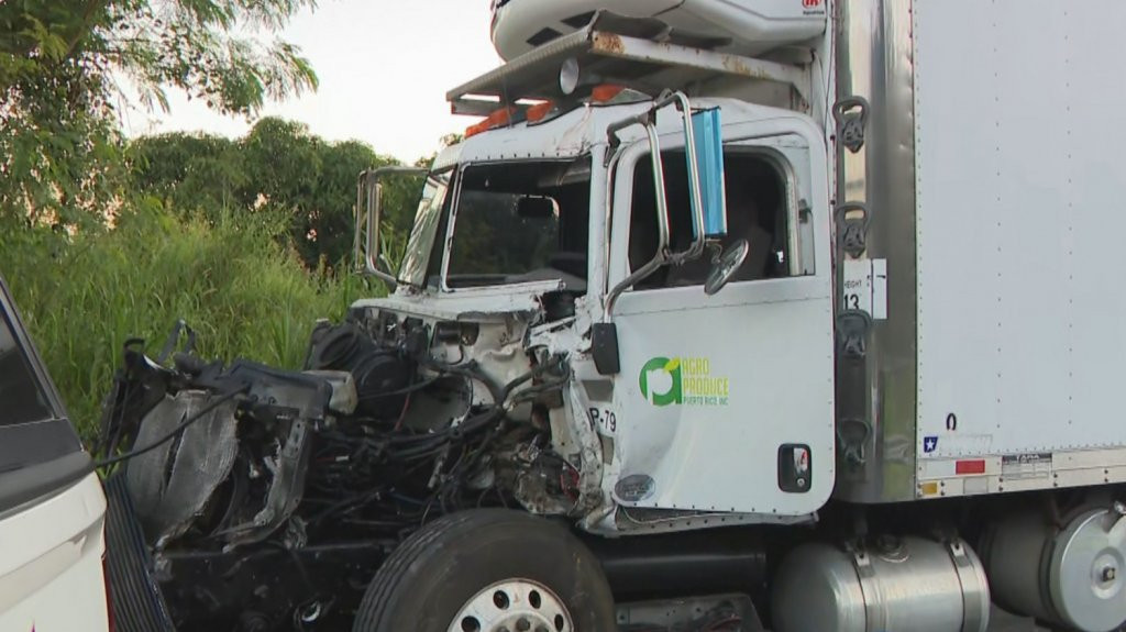Video: Camionero se queda dormido al volante y provoca choque en PR-52, Cayey