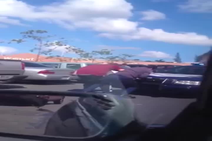 Video viral en PR: Forcejeo entre un policía y un hombre que tenía un niño en los brazos