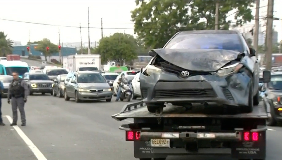 Video: Policías heridos luego que conductora chocara patrulla en Guaynabo