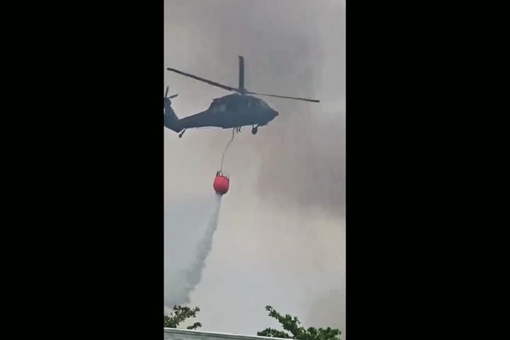 Video: Helicóptero de la Guardia Nacional combate incendio forestal en Vega Baja