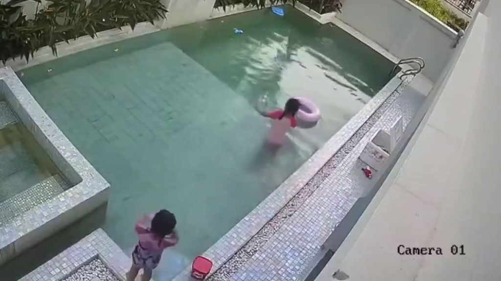 Video: Dos hermanas se ahogaron en una piscina mientras sus padres estaban ocupados tomando fotos en Vietnam