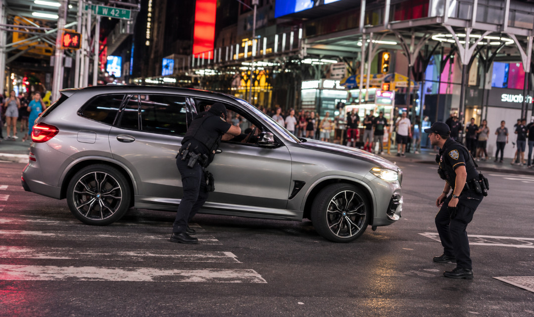 Video: Conductor atropella a policía en Times Square y huye a toda velocidad