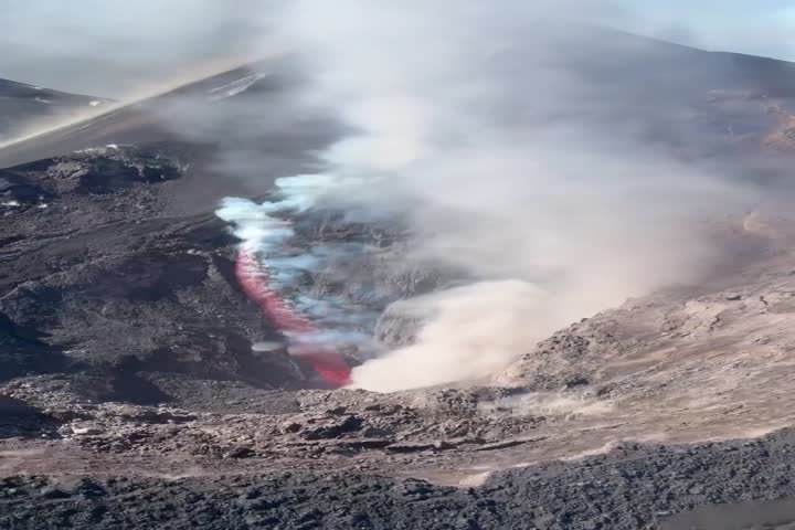Video: Helicóptero vuela peligrosamente cerca del cráter del volcán Etna en plena actividad y una explosión sorprende a sus ocupantes