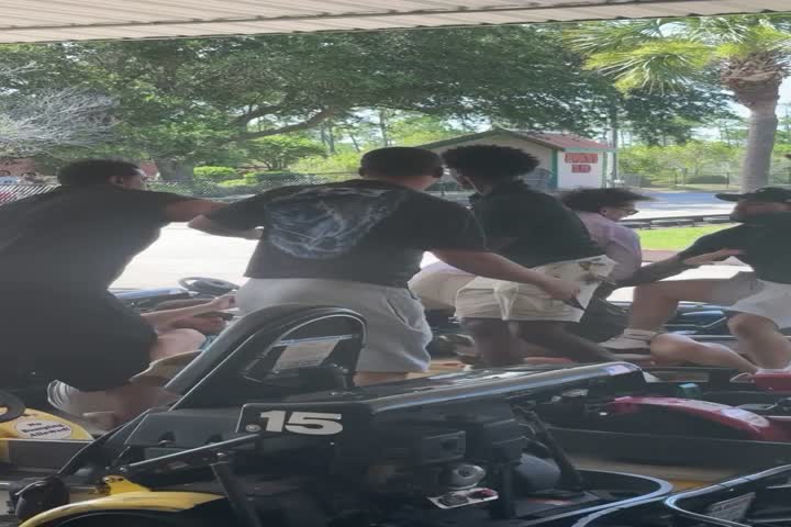 Video: Se forme el "Royal Rumble" en los carritos locos